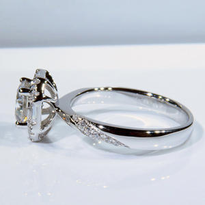 Anello con Diamante F1370 in Oro Bianco, Taglio Brillante Naturale Rotondo, Colore D, Gioiello da Donna per Fidanzamento - Product Image 4