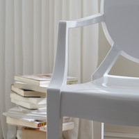 Chaise de salle à manger en plastique transparent de style nordique avec accoudoirs et dossier pour une utilisation moderne et simple à la maison dans le salon