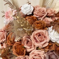 Arrangement de fleurs artificielles de couleur marron populaire, rose marron foncé, boule de fleurs de pampa pour centre de table de mariage