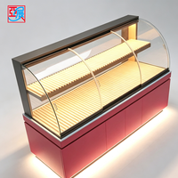 Meubles de boulangerie sur mesure, vitrine à gâteaux en verre incurvé, vitrine à pâtisserie éclairée, comptoir de présentation de desserts rouge pour la vente au détail