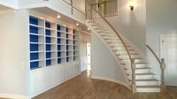 Escalier courbé contemporain avec marches en bois pour les maisons familiales modernes, alliant chaleur et lignes épurées pour les duplex de luxe