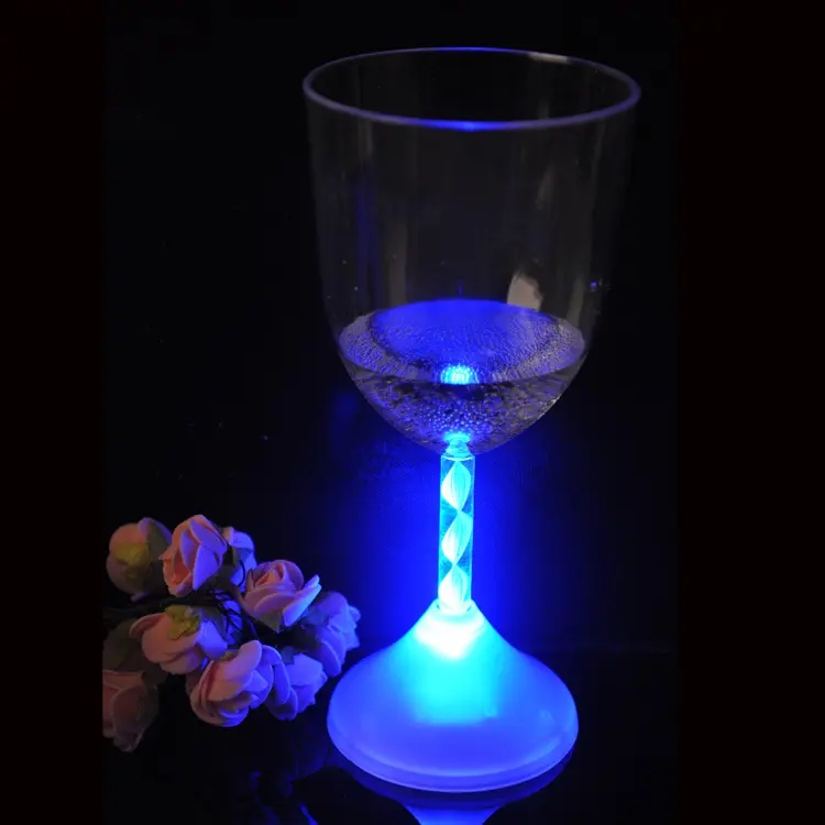 DD22-94 LED Light UP Weinglas Kunststoff Bunte leuchtende Wein becher Flüssigkeit Aktiviert Blinkende Leucht becher Party KTv Bar 300ml