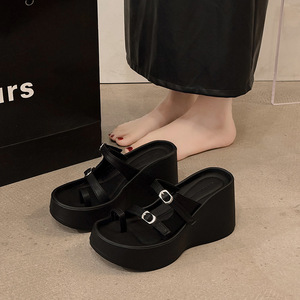 Commercio all'ingrosso della fabbrica 2024 nuovo abbigliamento estivo alla moda sandali <span class=keywords><strong>con</strong></span> suole spesse Set punta nero infradito scarpe da donna - Product Image 3