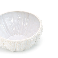 Service de table en céramique artisanale au design unique, couleur blanc nacré, texture d'oursin, personnalisable