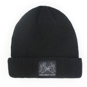 Bonnet personnalisé pour hommes avec écusson en cuir Bonnet en tricot uni avec motif de personnages brodés en 3D Vente en gros - Product Image 3