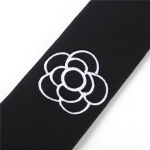 Coussin de ceinture de sécurité en peluche douce à motif camélia pour voiture, accessoire de protection automobile - Product Image 3