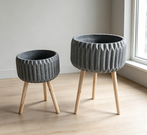 Juego de 2 Macetas con Trípode Acanalado, Macetero Moderno con Textura Acanalada y Patas de Madera, Contenedor Decorativo para Plantas de Interior y Exterior - Product Image 2