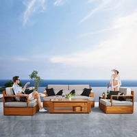 Outdoor-Gartenmöbel-Set mit Holzrahmen Weiße Kissen 3-Sitzer-Sofa Zwei Sessel und Couchtisch für den Garten
