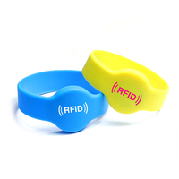 Kunden spezifisches wasserdichtes Silikon armband mit NFC-RFID-und QR-Code 13,56 MHz Mini-Tag 1K-Chipfrequenz