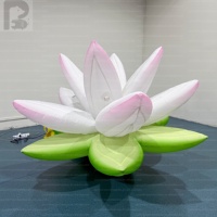 Modèle de fleur de lotus gonflable géant personnalisé, grand lotus rose gonflable avec bourgeon et feuille pour la décoration de centres commerciaux, de festivals et de jardins