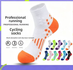 Chaussettes de sport respirantes mi-mollet pour hommes et femmes, idéales pour le marathon, le basketball et le badminton, avec semelle en tissu éponge - Product Image 1