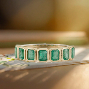 Bague Éternité R Creation avec Sertissage Bezel, Pierre Précieuse Facettée Taille Émeraude Verte, Bijou pour Femme, Cadeau d'Anniversaire de Mariage, Or 10K - Product Image 4
