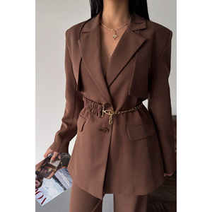 Conjunto de Chaqueta y Pantalones Marrones para Mujer con Detalle de Cinturón de Cadena, Elegante Conjunto de Traje - Product Image 5