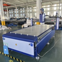 Routeur CNC industriel 3 axes Utools certifié CE 1325, conçu pour les opérations de découpe du bois, du MDF et des feuilles d'acrylique