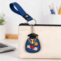 Porte-clés durable en caoutchouc souple avec mousqueton, décoré sur le thème de la remise de diplôme, accessoires mignons de dessin animé pour sacs à dos d'enfants, personnalisables et étanches