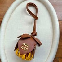 Pendentif de sac en cuir véritable semi-fait main, motif floral, style Miao Uim, pour voiture, avec cordon, idéal pour les marchés transfrontaliers