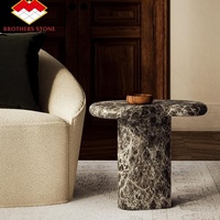 Table d'appoint sculpturale Elowen en faux marbre Emperador foncé pour espaces intérieurs
