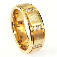 Bague de Fiançailles en Moissanite pour Homme, Plaqué Or 18K, en Carbure de Tungstène Brossé avec Incrustation de Zircon Cubique, Vente en Gros CNC par Cheng Jewelers
