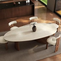 Table basse moderne en forme de larme avec structure en bois et plateau en marbre, écologique et durable