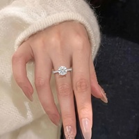 Bague classique en moissanite à quatre griffes avec pierre centrale de 1 carat, design premium en laiton