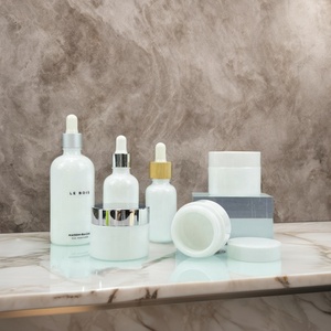 ขวดแก้วใสสำหรับน้ำมันหอมระเหยขายส่งจากโรงงาน ขนาด 10 มล. 30 มล. 50 มล. 100 มล. ขวดแก้วสีขาวพอร์ซเลนพร้อมหลอดหยดไม้ไผ่ - Product Image 1