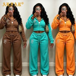 Ensembles d'entraînement d'hiver personnalisés pour femmes, marque privée, survêtement en molleton court brodé <span class=keywords><strong>de</strong></span> strass pour femmes, ensemble 2 pièces, vente en gros - Product Image 1