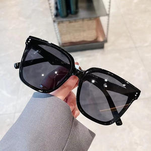 Lunettes de soleil Qianai à monture carrée, monture blanche, verres PC, protection UV400, unisexe, design tendance et à la mode - Product Image 3