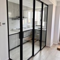 Porte coulissante en aluminium à cadre fin suspendu, style moderne intérieur, avec rail dissimulé synchronisé, sans encadrement au sol, pour villas