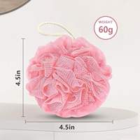 Matériau PE de boule de douche d'éponge de bain de luffa en maille douce colorée avec boucle de suspension pour une exfoliation douce sur le visage et le corps