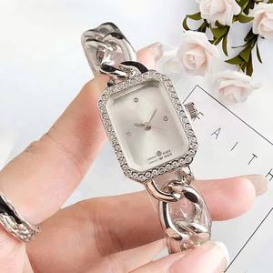 Reloj de Pulsera para Mujer con Esfera Rectangular Plateada, Bisel con Pedrería, Correa de Cadena Gruesa, Elegante Reloj de Cuarzo Suizo - Product Image 5