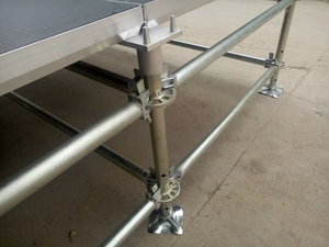 Plateforme de scène en acier galvanisé à haute résistance, 4 pieds x 8 pieds, avec système de fixation par anneaux, en vente - Product Image 4