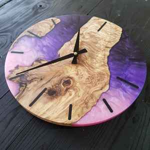 Horloge murale moderne en résine et en bois, faite à la main, élégante, durable, élégante et fonctionnelle, parfaite pour le salon, la chambre à coucher - Product Image 5