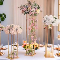 Vente en gros de 4 porte-fleurs en or, centres de table carrés en métal de 23.6 pouces de haut pour décoration de table de réception de mariage