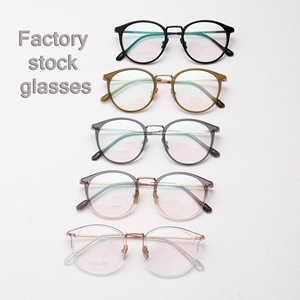 Monture <span class=keywords><strong>de</strong></span> lunettes optiques en titane ultra-léger transparent à la mode monture <span class=keywords><strong>de</strong></span> lunettes artistique unisexe <span class=keywords><strong>de</strong></span> haute qualité à grand cadre - Product Image 3