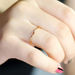 Anello Sottile con Design a Linea Sottile, Stile Minimalista per Donne - Product Image 2