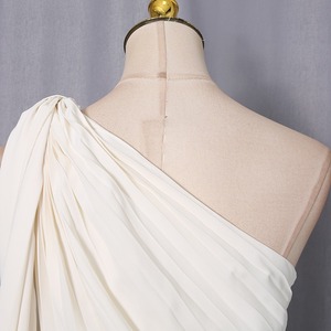 Vestido maxi de satén blanco plisado con abertura, estilo retro, de verano, al por mayor, con tirantes finos, cuello en V, de un solo hombro, cintura natural y corte A ajustado. - Product Image 5