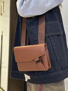 Sac bandoulière en cuir personnalisable, imperméable et résistant à l'eau, avec sangle réglable pour les voyages, le travail et le sport - Product Image 4