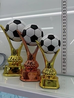 Le nouveau trophée de football en résine ornement trophée de tireur de football et trophée de championnat de football personnalisé