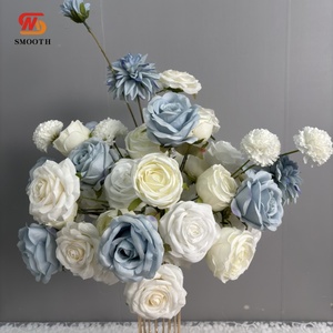 Bola de Rosas Artificiales Hechas a Mano para Fiestas y Eventos LEDA, Arreglo Floral Azul Suave para Bodas - Product Image 2