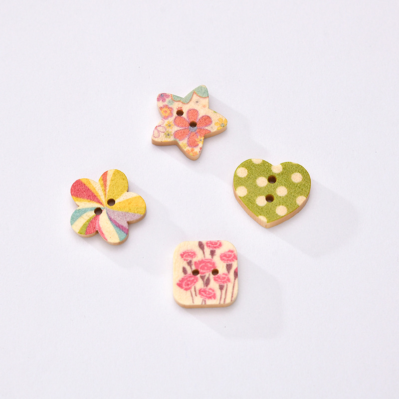 18Mm Custom Made Twee Hole Bloemen Patroon Vierkante Hart Bloem Hart Vorm Natuurlijke Hout Knoppen Voor Kinderkleding