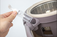 Outil 2-en-1 avec raclette en silicone intégrée pour un essorage rapide de l'eau et un nettoyage en profondeur des salles de bain, cuisines et sols