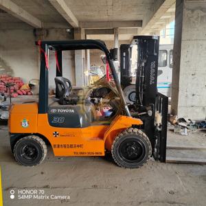 מלגזה משומשת של טויוטה עם זרוע תלת-מוטית עם הזזה צידית למכירה מלגזת טויוטה FD30 משומשת - Product Image 3