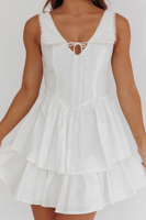 Robe courte blanche sans manches à col en V et à volants, brodée, pour femme, idéale pour les fêtes estivales à la plage