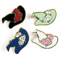 Broche créative personnalisée en forme de chapeau pour la décoration de sacs, badge métallique personnalisé