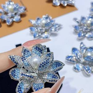 Broche de Aleación Blanca Australiana con Diseño de Número y Perlas en el Pecho, Estilo Europeo Americano de Alta Gama para Mujer - Product Image 2