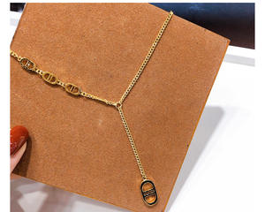 Collana con Lettere <span class=keywords><strong>C</strong></span> <span class=keywords><strong>C</strong></span> e <span class=keywords><strong>Alfabeto</strong></span> D, Gioielli di Design di Alta Qualità, Orecchini di Lusso di Marche Famose, Collana CC - Product Image 4