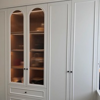 Armoire de chambre Senger de style européen avec coiffeuse latérale, verre cannelé en arc et éclairage LED