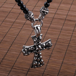 قلادة بسلسلة من الخرز الزجاجي الأفريقي من كالين مع قلادة على شكل جمجمة وصليب - Product Image 2