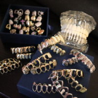 Grillz Premade de Tapa Sencilla para Hombre al Por Mayor, Fácil de Ajustar, Forma Irregular Ajustable, Económicos, Bañados en Oro de 18K y Plata