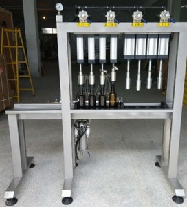 מכונה חצי-אוטומטית פנאומטית מבוקרת PLC בעלת דיוק גבוה וחסכונית באנרגיה לשטיפה וסגירה של בקבוקי זכוכית למשקאות, בירה, מים ושמן - Product Image 5